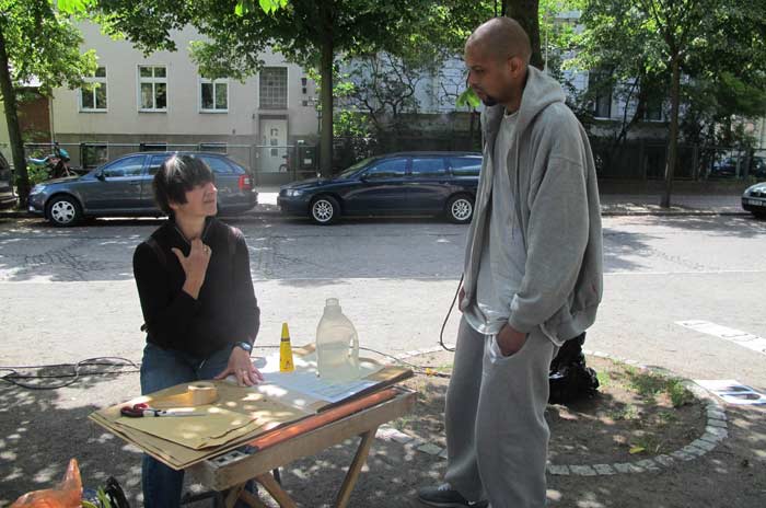 Claudia Busching im Gespäch mit Besuchern