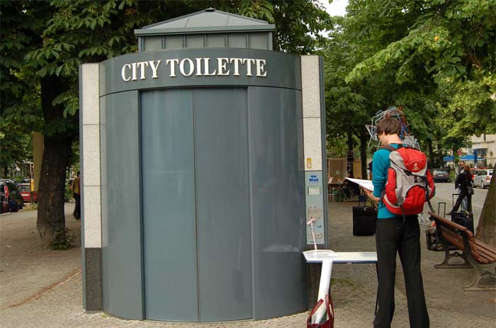 Das Böhmische Dorf - Die ausgelegte Klolektüre vor der Toilette - © B. Klompmaker</span