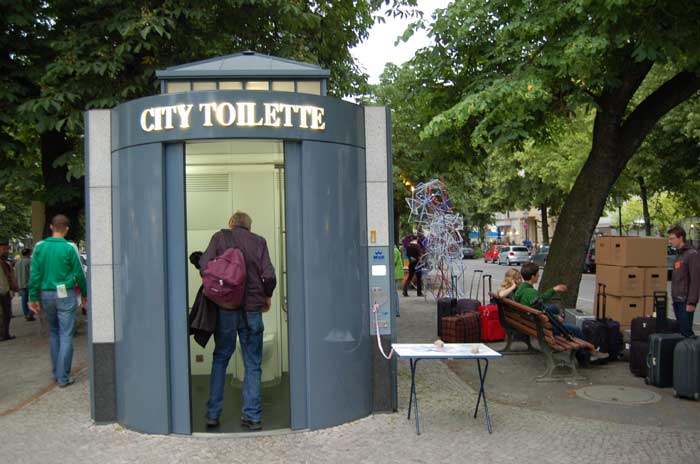 Das Böhmische Dorf - Die ausgelegte Klolektüre vor der Toilette - © B. Klompmaker</span