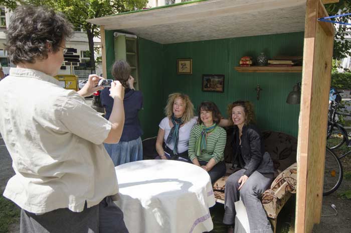 Besucher inszenieren Fotos in den Musterhäusern - © Eva AM Winnersbach