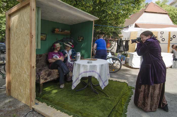 Besucher inszenieren Fotos in den Musterhäusern - © Eva AM Winnersbach