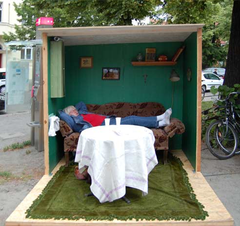 Besucher inszenieren Fotos in den Musterhäusern - © Eva AM Winnersbach