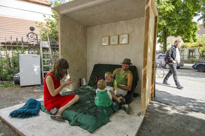 Besucher inszenieren Fotos in den Musterhäusern - © Eva AM Winnersbach