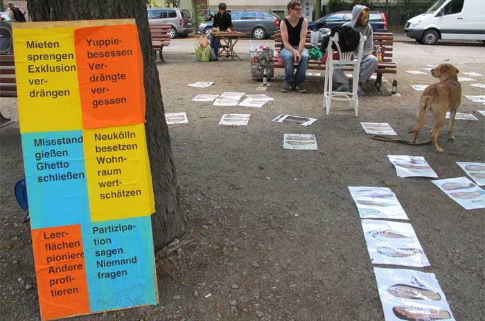 Plakate auf dem Platz