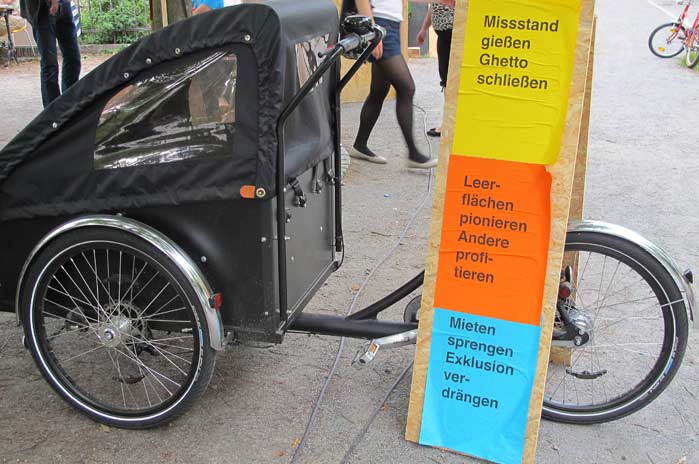 Plakate auf dem Platz